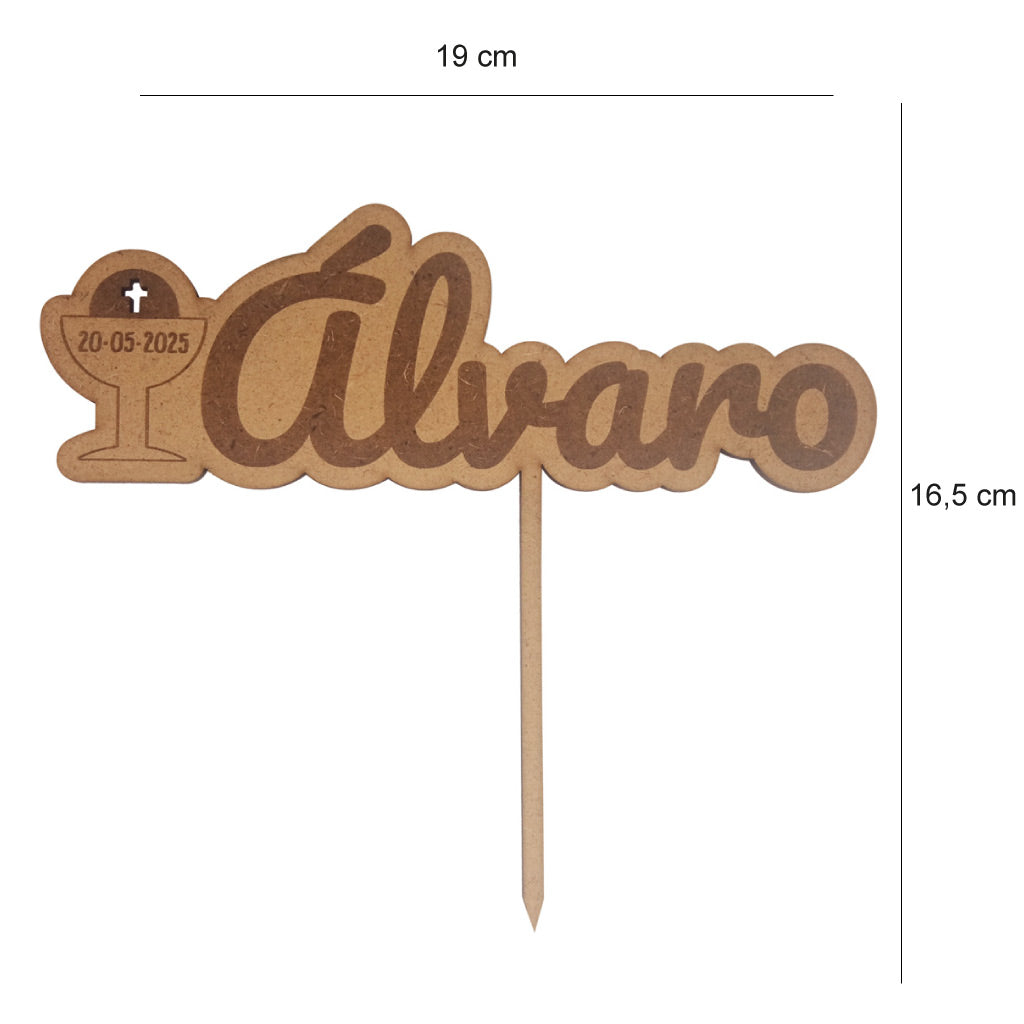 Medidas del topper de madera para tarta de Primera Comunión personalizado con un cáliz