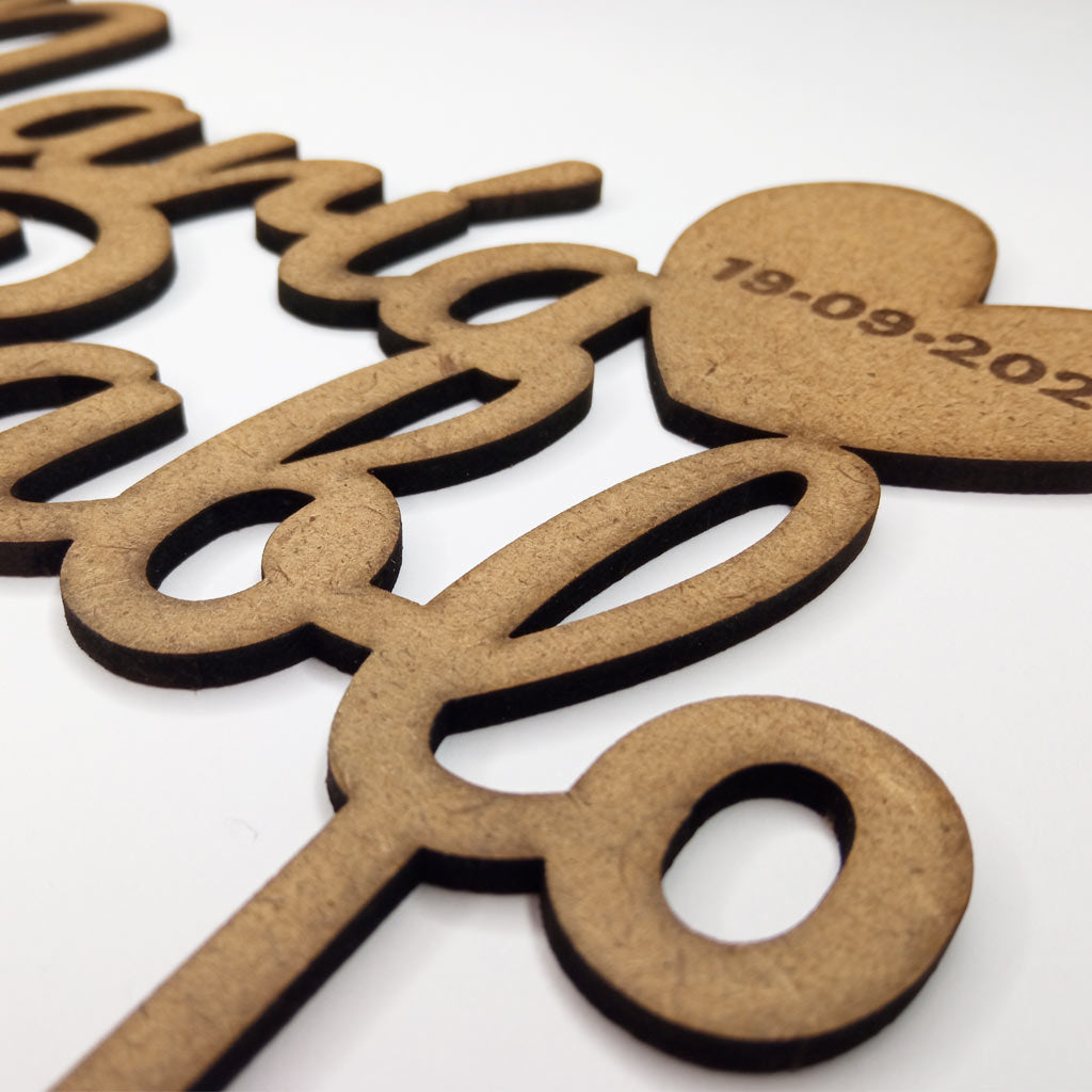 Topper para tartas personalizado para boda con corazón de cerca