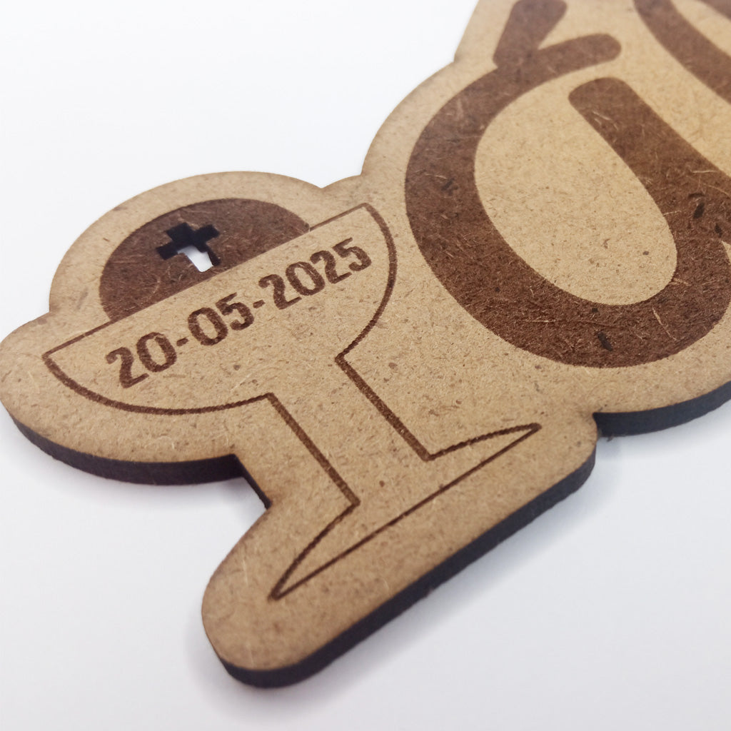 Topper de madera para tarta de Primera Comunión personalizado con un cáliz con zoom