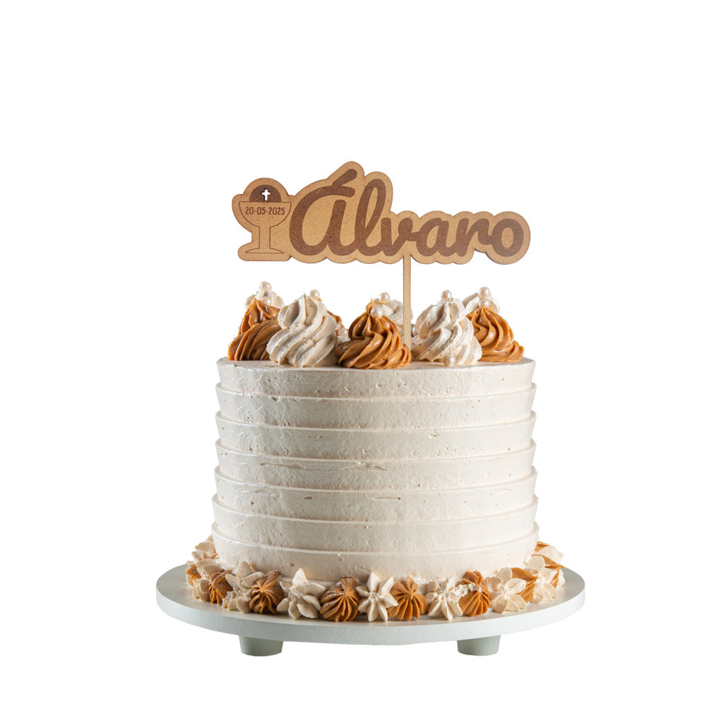 Ejemplo de topper de madera para tarta de Primera Comunión personalizado con un cáliz