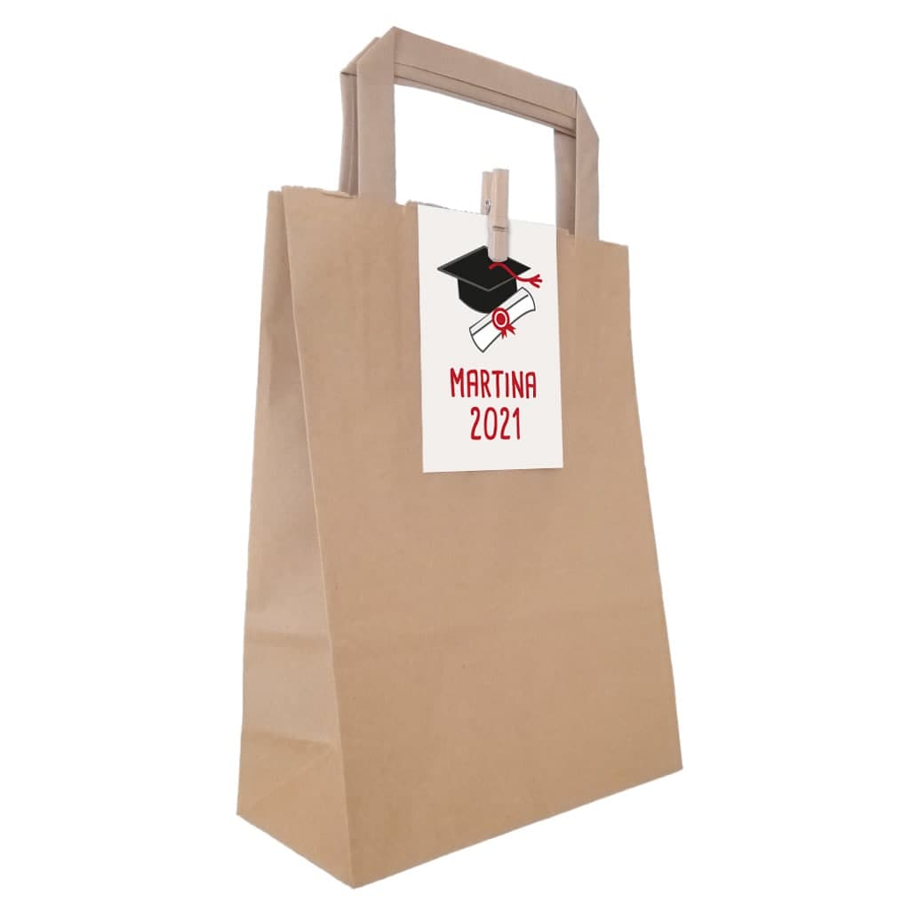 Bolsa kraft con asas con etiqueta personalizada de graduación y pinza para sujetarla.