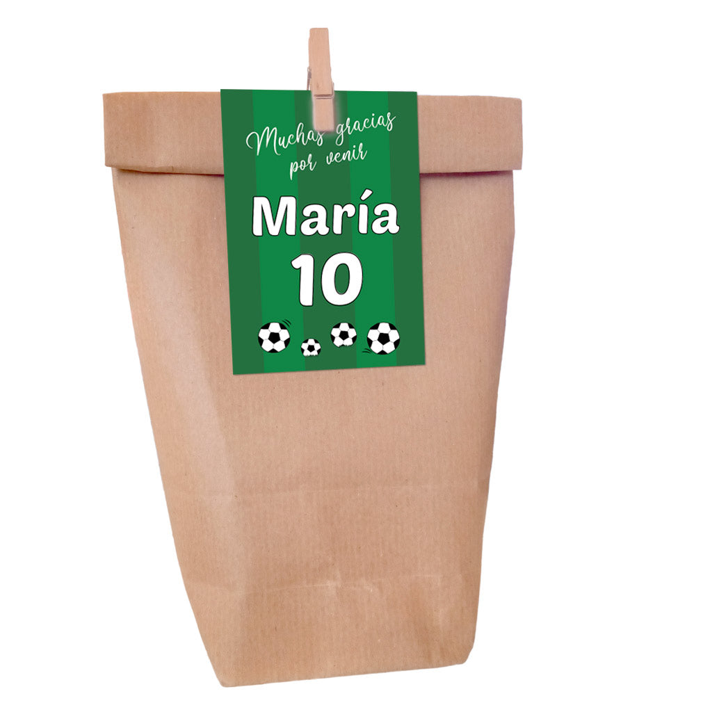 Bolsa kraft para cumpleaños con una etiqueta personalizada con temática de fútbol