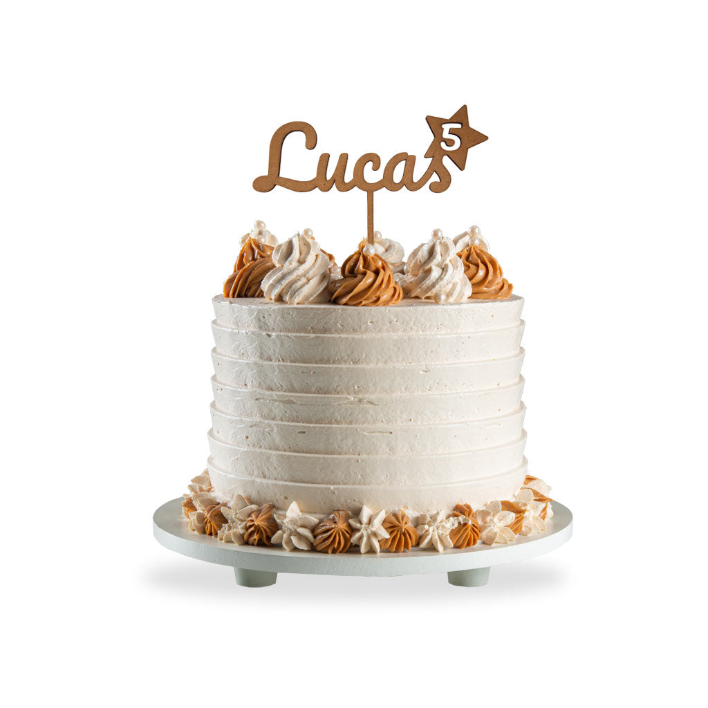 Topper para tarta de cumpleaños con una estrella personalizado hecho de madera con una tarta