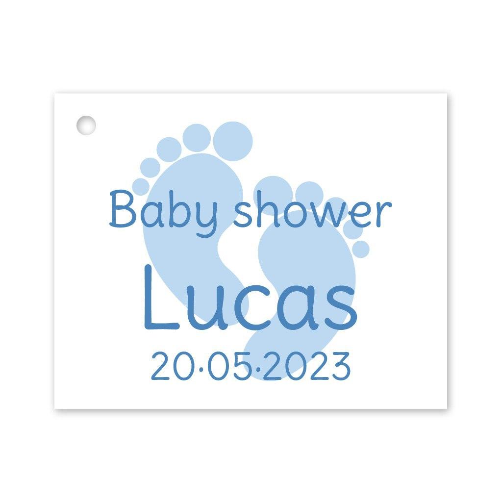Etiqueta con el dibujo de dos huellas personalizada para los detalles de su baby shower.