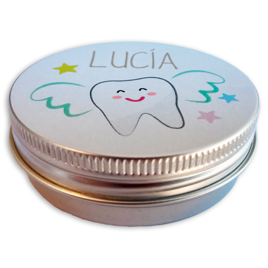 Caja redonda para guardar los dientes con el nombre del niño o niña